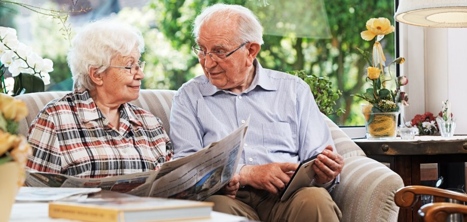 Senior couple, reading